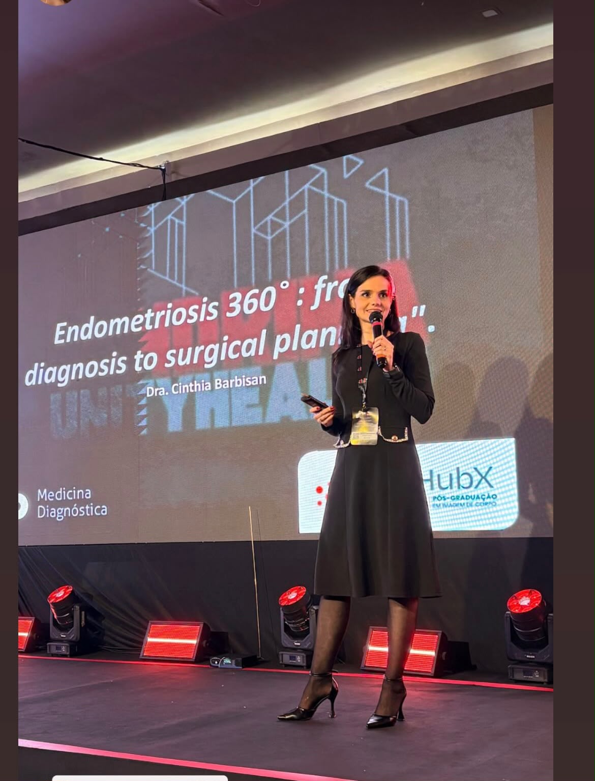 Dr. Cinthia Barbisan presenting a lecture on endometriosis, from diagnosis to surgical planning